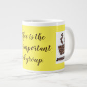 «コーヒーは最も重要な食べ物グループ» ジャンボコーヒーマグカップ (正面右)