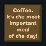 コーヒーは最も重要な食磁石 マグネット<br><div class="desc">10人のコーヒー中毒者のうち10人がこの磁石に同意する。このデザインは、コーヒーの茶色の背景とクリーム書状の背景を備え読て、「コーヒー。今日で一番大切な食事だ！」 ねえ、私はこの物を補わない。科学だ！</div>