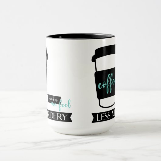 コーヒーは私に感じより少ないムダリおもしろい引用文マグ マグカップ (中央)