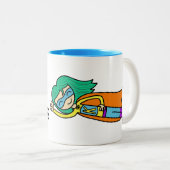 コーヒーは私に超出力- Kloey --を与えます ツートーンマグカップ (正面右)