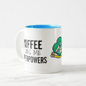 コーヒーは私に超出力- Kloey --を与えます ツートーンマグカップ (正面左)