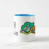 コーヒーは私に超出力- Kloey --を与えます ツートーンマグカップ (中央)