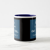 コーヒーは私のお茶ではないです ツートーンマグカップ (中央)