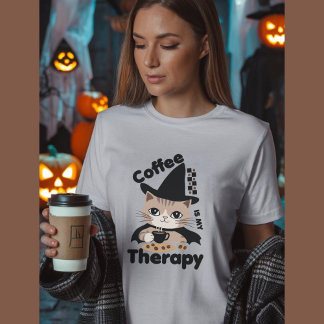 コーヒーは私のセラピーで面白いハロウィーン Tシャツ