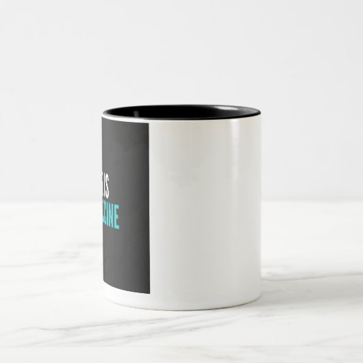 コーヒーは私のワクチンだ ツートーンマグカップ (中央)