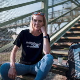 コーヒーは私の共同パイロット Tシャツ