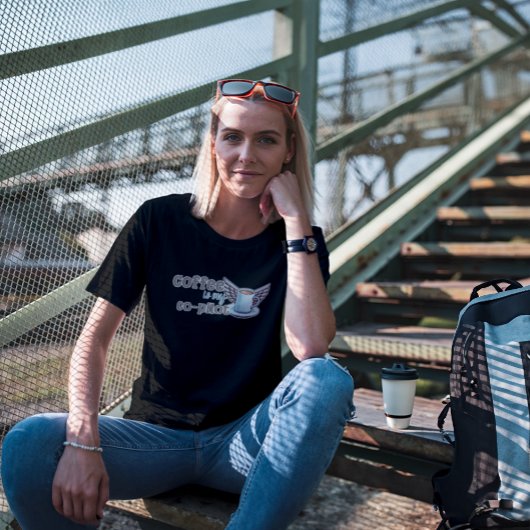 コーヒーは私の共同パイロット Tシャツ