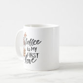 コーヒーは私の最初の愛かわいいコーおもしろいヒーラテ コーヒーマグカップ (正面左)