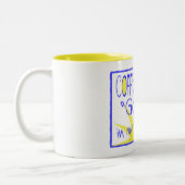 コーヒーは私の朝のマグカップに「良い」を入れる ツートーンマグカップ (左)