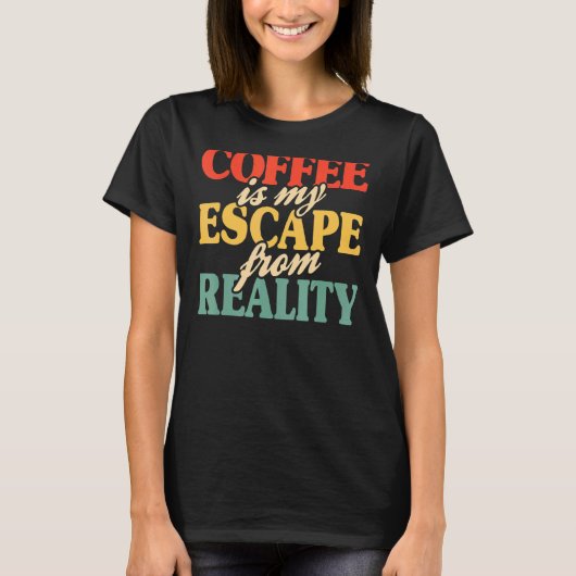 コーヒーは私の現実からの脱出コーヒー私が必要とするCo Tシャツ (正面)