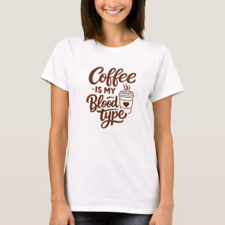 コーヒーは私の血液型 面白いタイポグラフィ Tシャツ