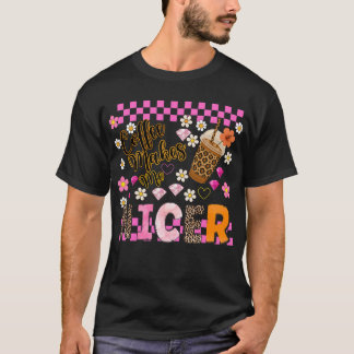 コーヒーは私をより良いデザインにする。 Tシャツ
