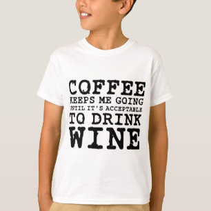 コーヒーは私をワインまで行かせ続けます Tシャツ