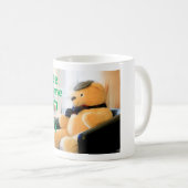 コーヒーは私を暖かくファジーにする コーヒーマグカップ (正面右)