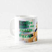 コーヒーは私を暖かくファジーにする コーヒーマグカップ (正面左)