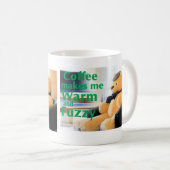 コーヒーは私を暖かくファジーにする コーヒーマグカップ (正面右)