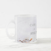 コーヒーは雪の中で可愛いロビンの鳥とハイゲに等しい フロストグラスマグカップ (左)