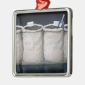 コーヒーは1990年を袋に入れます メタルオーナメント (左)