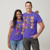 コーヒーもっと母は母マおもしろいマを繰り返す Tシャツ (ユニセックス)