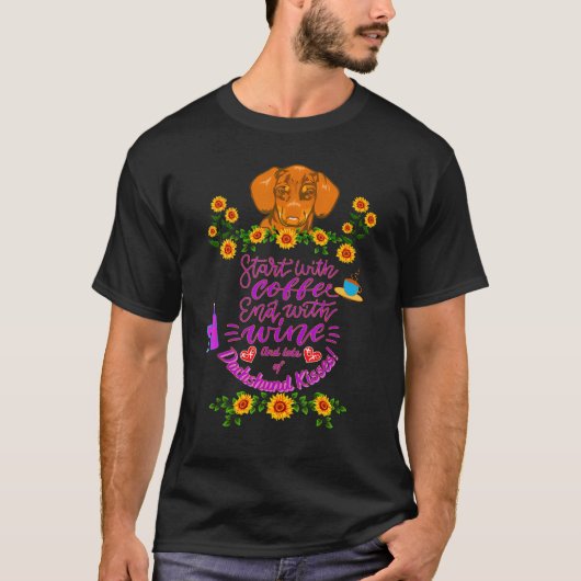 コーヒーをおもしろい飲み始める愛犬 Tシャツ (正面)