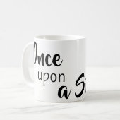 コーヒーを一口飲んで昔話 マグ (正面左)