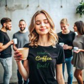 コーヒーを先に待つ | おもしろい引用文と白文字 Tシャツ