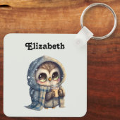 コーヒーを入れたかわいい大きな目のフクロウ キーホルダー (裏面)