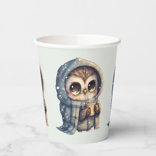 コーヒーを入れたかわいい大きな目のフクロウ –  紙コップ (左)