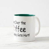コーヒーを引き渡せばだれも傷つきません ツートーンマグカップ (正面右)