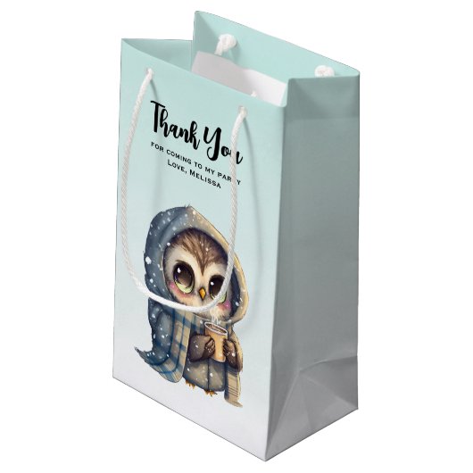 コーヒーを持ったかわいいフクロウパーティーありがとう スモールペーパーバッグ (裏面アングル)