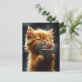 コーヒーを持った幸せなかわいいジンジャー子猫 ポストカード (スタンド正面)