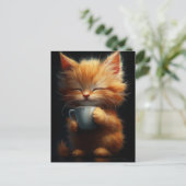 コーヒーを持った愛らしいジンジャー子猫 ポストカード (スタンド正面)