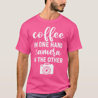 コーヒーを片手にカメラをもう片方に 面白い写真 Tシャツ