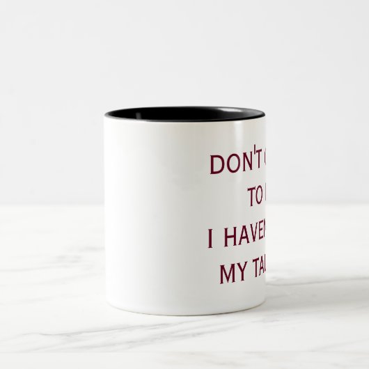 コーヒーを飲まないで、まだ話したことがない ツートーンマグカップ (中央)