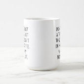 コーヒーを飲まない神経科医を信用するな コーヒーマグカップ (中央)
