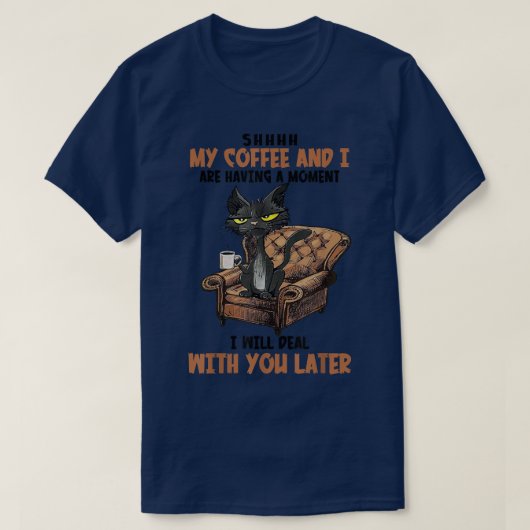 コーヒーを飲みながら猫を飼っていおもしろいる Tシャツ (デザイン正面)