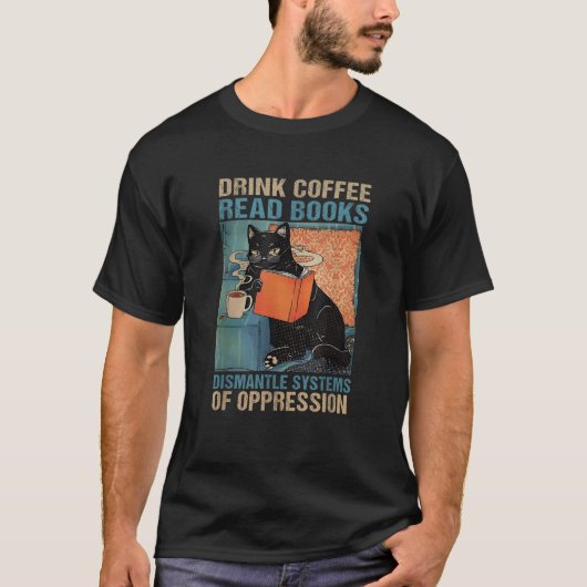 コーヒーを飲み本を読む抑圧のシステムを解体する Tシャツ (正面)