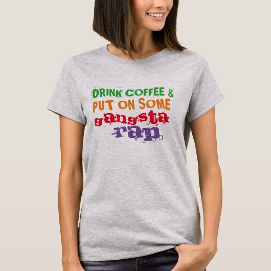 コーヒーを飲み、ギャングの叩く音のおもしろいなティーを置いて下さい Tシャツ (正面)