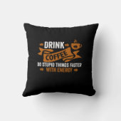 コーヒーを飲むとエネルギーを使って愚かなことをする クッション (裏面)