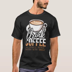 コーヒーを飲むと気力で愚かなことをする Tシャツ