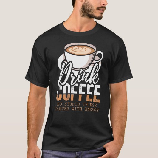 コーヒーを飲むと気力で愚かなことをする Tシャツ (正面)