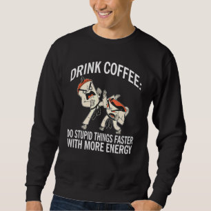 コーヒーを飲むと、より多くの人と一緒に愚かなことをより速く行う スウェットシャツ