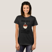 コーヒーを飲むと、より多くの人と一緒に愚かなことをより速く行う Tシャツ (正面フル)