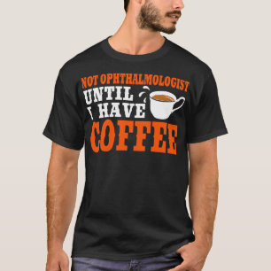 コーヒーを飲むまで眼科医ではない Tシャツ