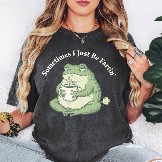 コーヒーを飲むカエルのおならジョーク Tシャツ