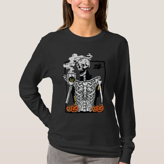 コーヒーを飲むスケルトン コーヒー中毒 ハロウィン Tシャツ (正面)