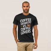 コーヒーを飲む人vsコーヒー好きおもしろい- Coffee T- Tシャツ (正面フル)
