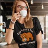 コーヒーを飲む前にクマを突っ込むな Tシャツ