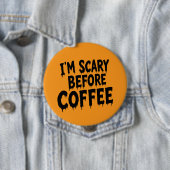 コーヒーを飲む前は怖いです Halloween バッジ 怖いジョーク (インサイチュ)