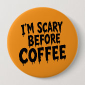 コーヒーを飲む前は怖いです Halloween バッジ 怖いジョーク (正面)